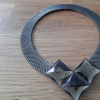  Schöne Halskette mit Metallband
